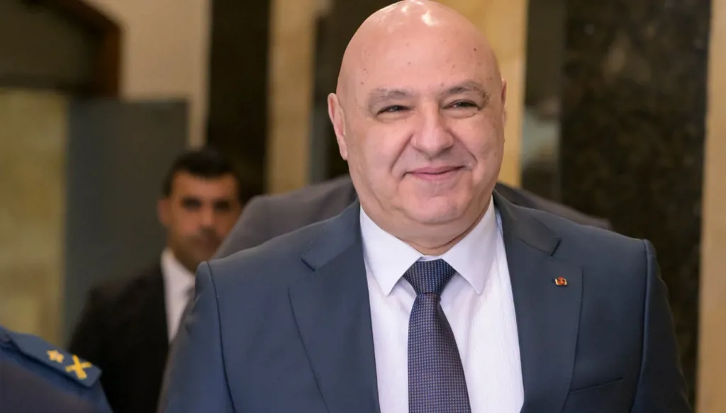 جوزف عون يشارك في حملة للتبرع بالدم (صورة)