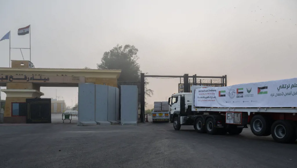 دخول 5 قوافل مساعدات إماراتية إلى قطاع غزة