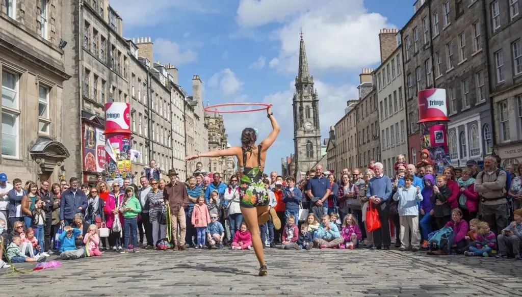 مهرجان Edinburgh Fringe... وفرة فنيّة أم زحام ثقافيّ؟