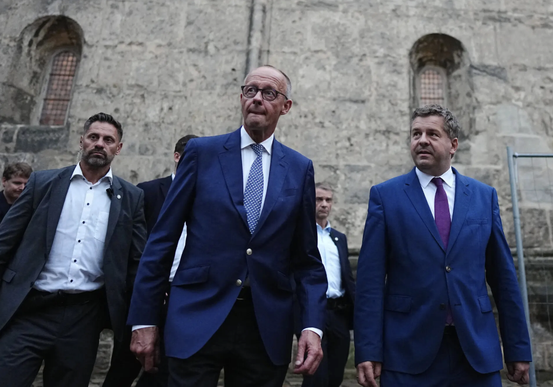 المستشار الألماني فريدريش ميرتس خلال حملة انتخابية برفقة سفين شولتس، رئيس وزراء ولاية ساكسونيا-أنهالت، (نيويورك تايمز).