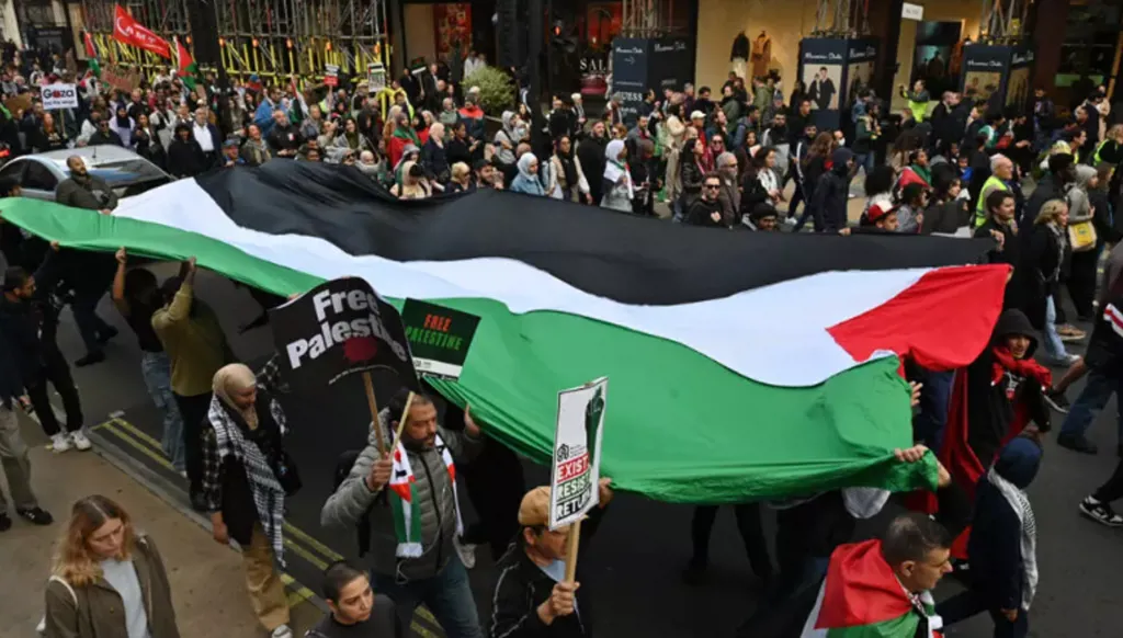 متظاهرون في "المسيرة من أجل فلسطين" في العاصمة البريطانية لندن (أ ف ب)