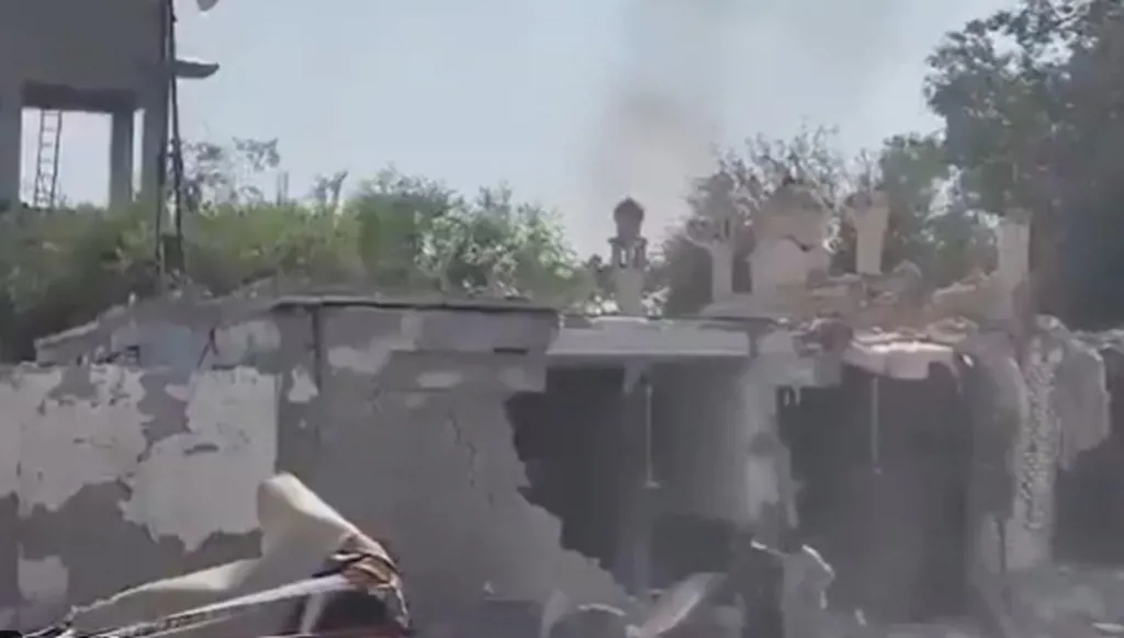في باكستان... مقتل 16 شخصاً على الأقل بينهم 5 شرطيين جراء انفجار سيارة مفخخة (فيديو)