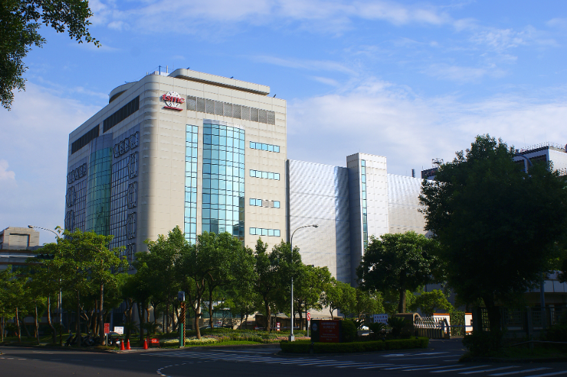 تزداد الكلفة الاقتصادية مع استحواذ شركة TSMC التايوانية على 72.5⁠% من سوق تصنيع الرقائق لحساب الغير في الربع الثاني من 2026. (الموقع الرسمي)