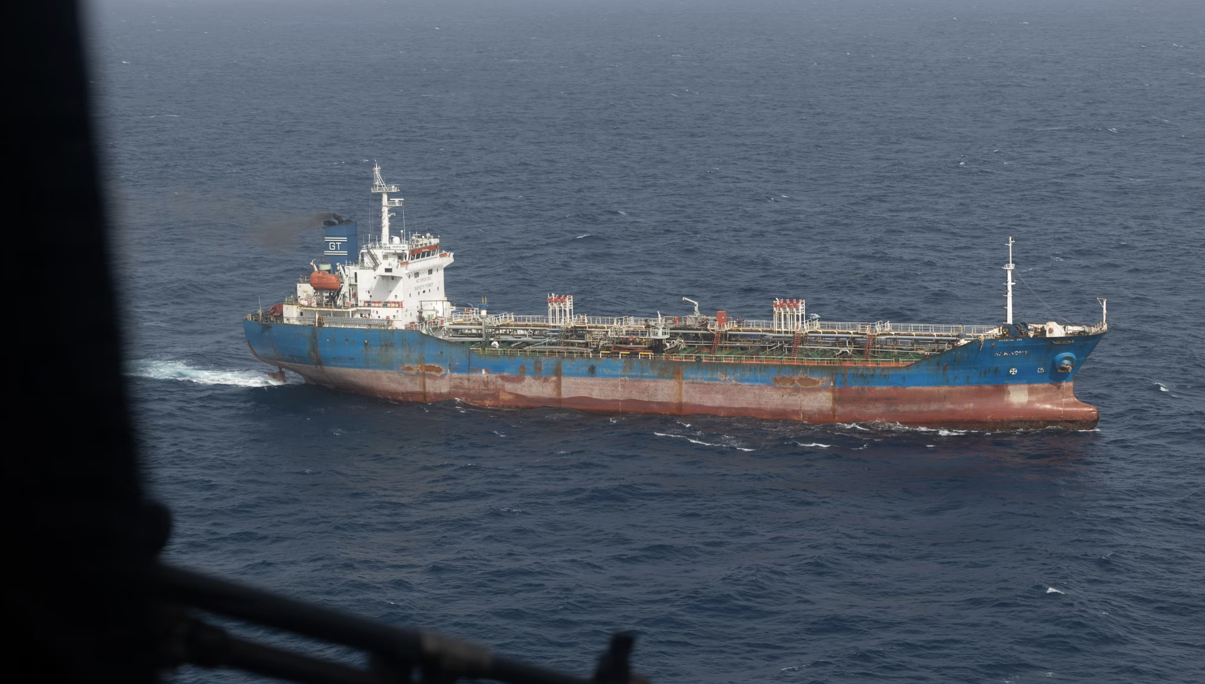 جنود من مشاة البحرية الأميركية صعدوا على متن ناقلة نفط تجارية ترفع العلم الإيراني يُشتبه في أنها حاولت انتهاك الحصار الأميركي في 20 ايار. (مشاة البحرية الأميركية)