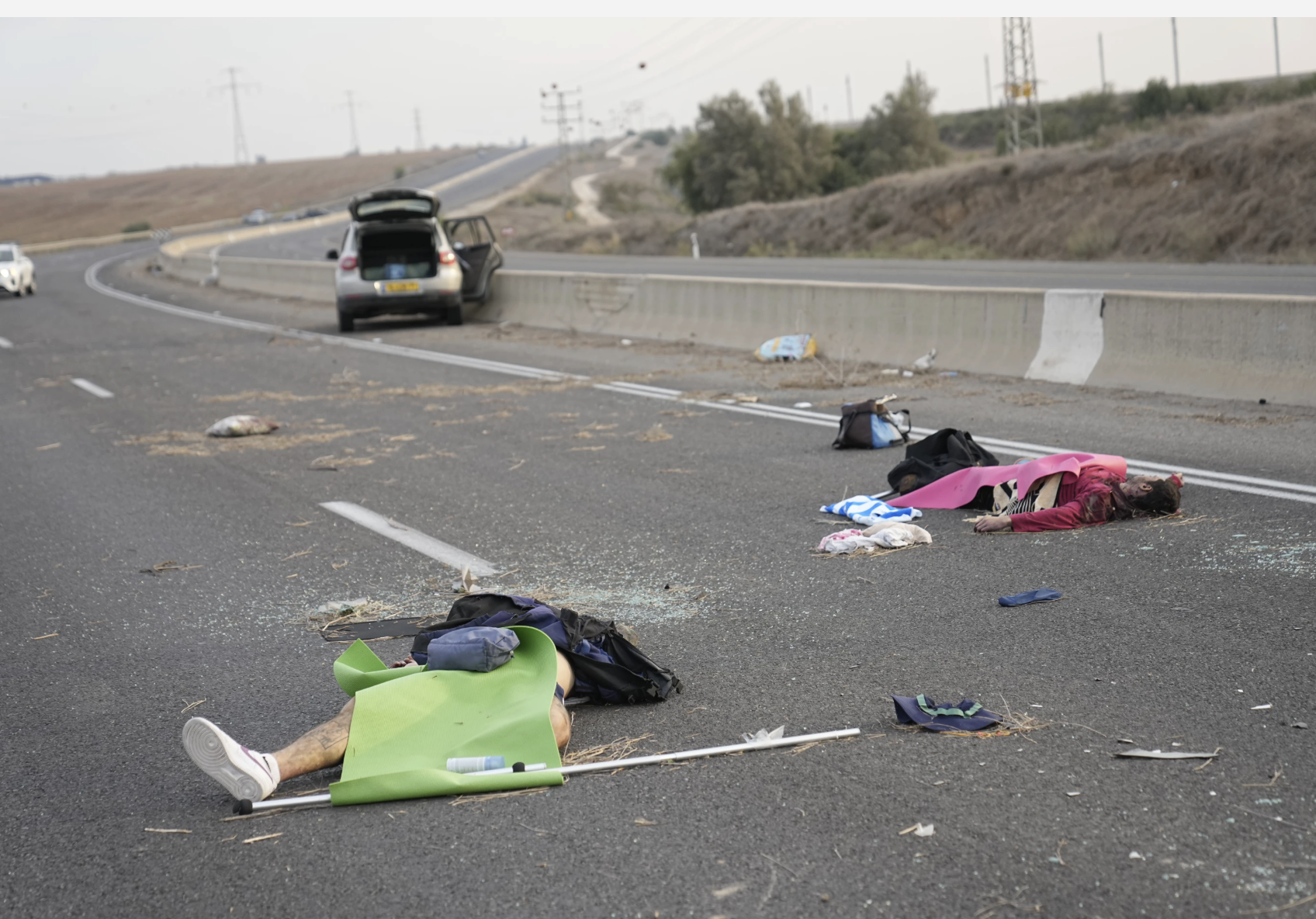 جثث إسرائيليين قتلوا على يد مقاتلي حماس ملقاة على الطريق بالقرب من سديروت إسرائيل. (7 أكتوبر 2023 / أ ب)