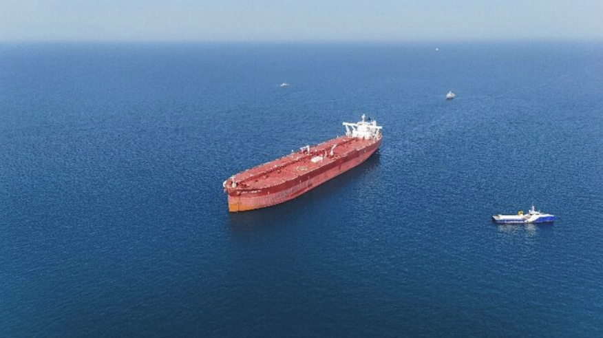 التحويلات البحرية وعمليات النقل من سفينة إلى أخرى STS خارج الشرق الأوسط تتطلب سفناً إضافية وتزيد فترات الانتظار (رويترز)