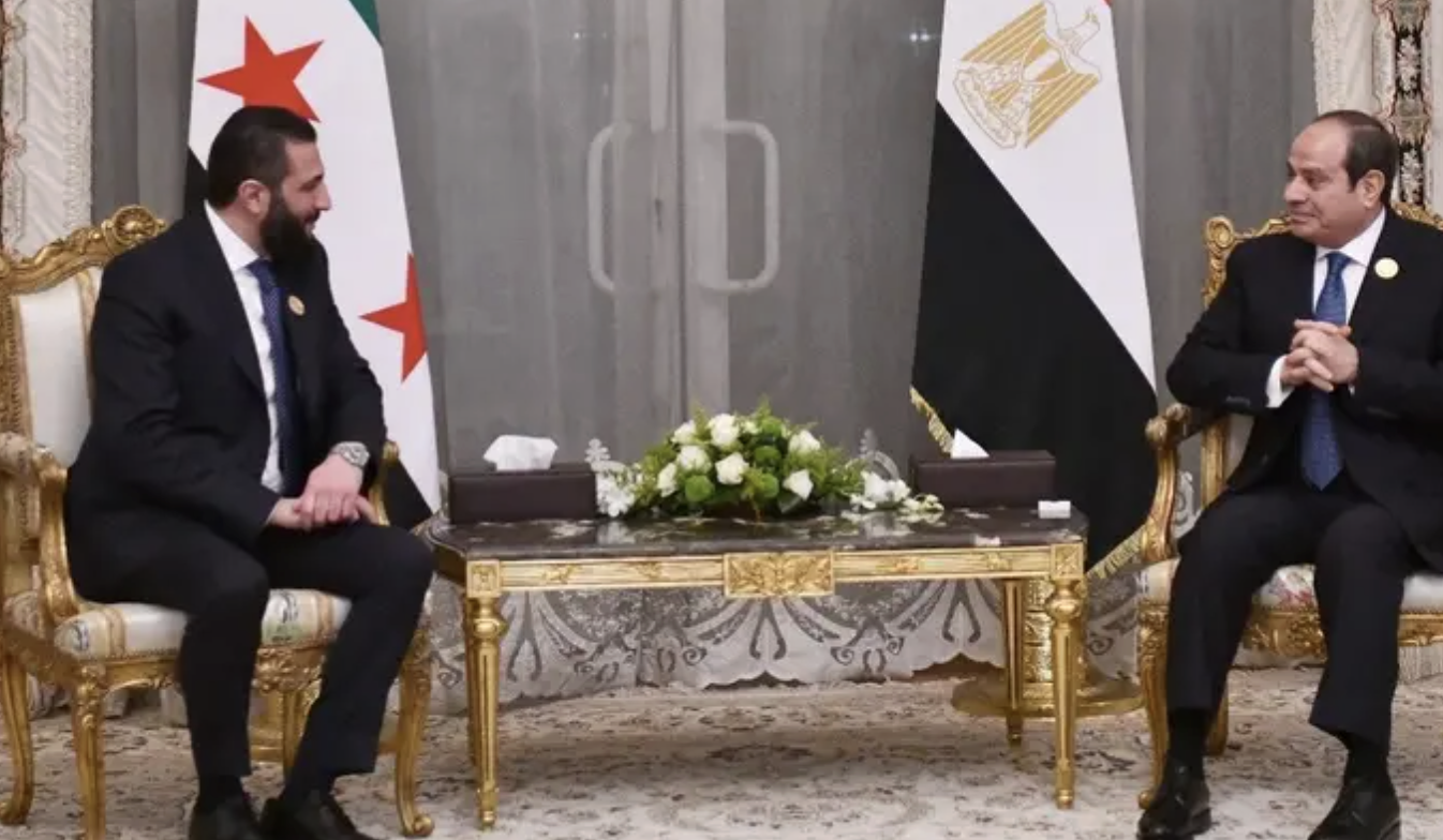 لقاء سابق بين الرئيس المصري عبد الفتاح السيسي والرئيس السوري احمد الشرع.