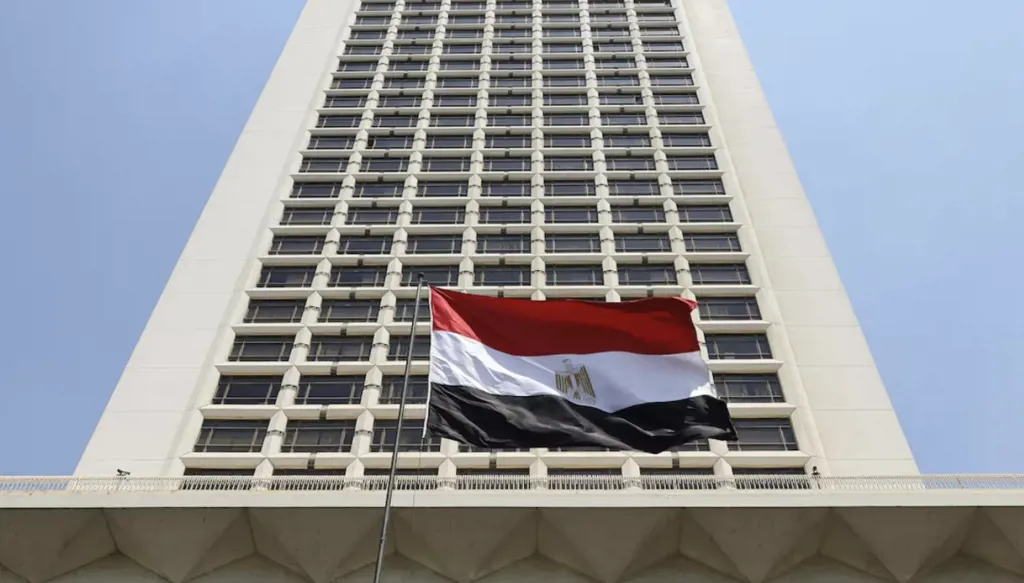 علم مصر أمام مبنى وزارة الخارجية في القاهرة. (رويترز)