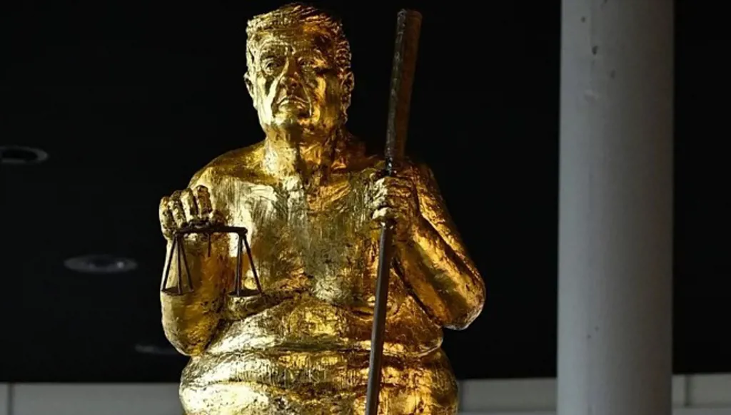 تمثال لترامب عارياً في البرلمان الأوروبي... ما قصة "الطاعون البرتقالي"؟