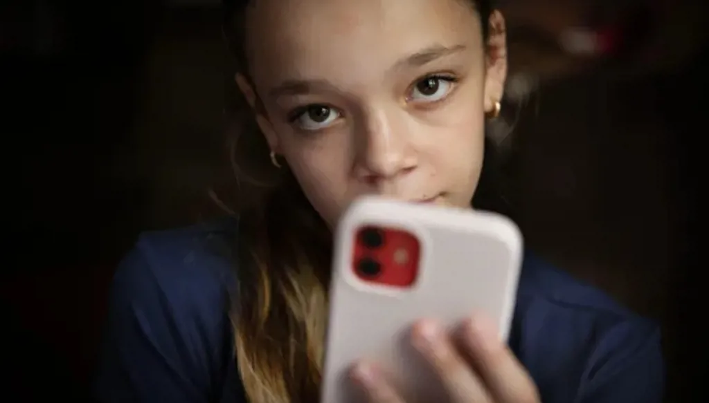 هل تنجح بريطانيا في إبعاد القاصرين عن "فخ" الإدمان الرقمي؟