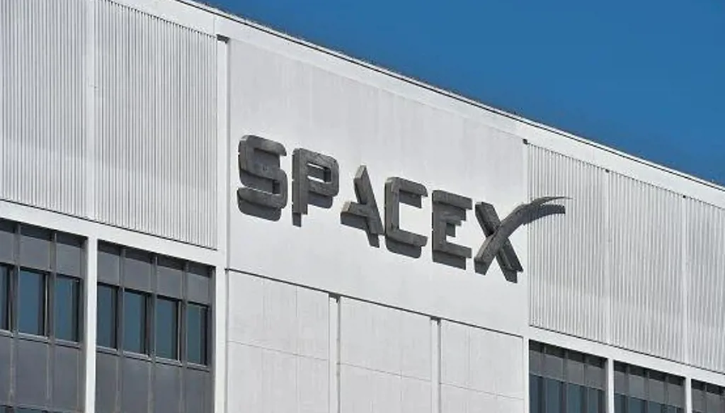 "سبيس إكس" تطلق فريقاً إلى الفضاء في مهمة مدتها 8 أشهر