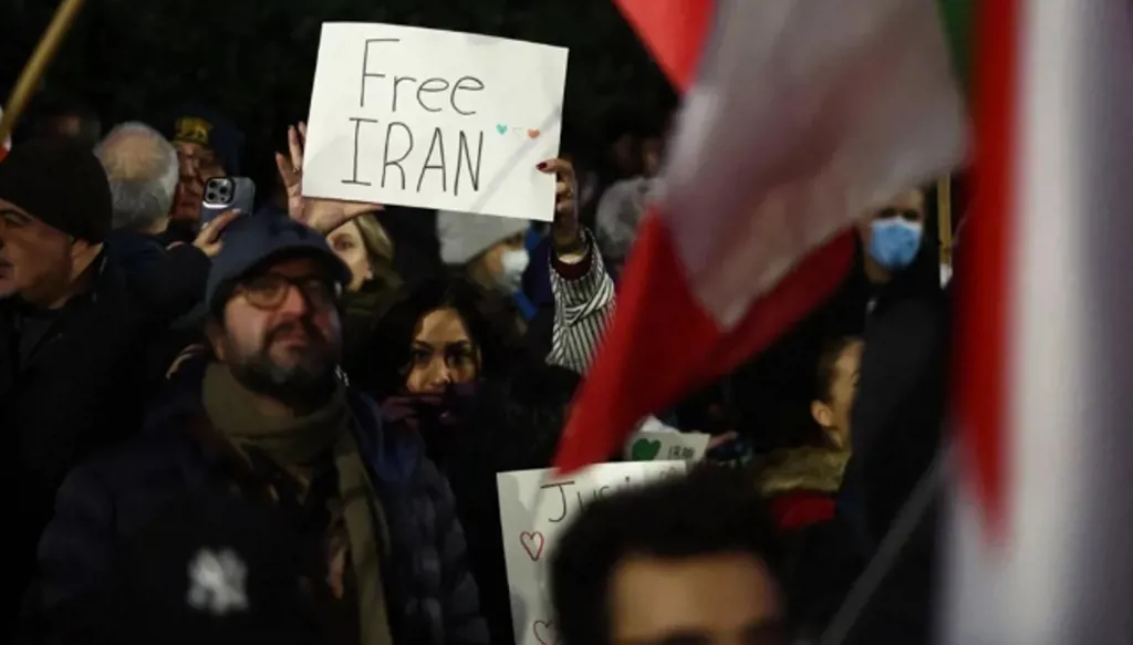 طهران تلوّح بتخفيف حجب الإنترنت.. واختراق يطال الإعلام الرسمي