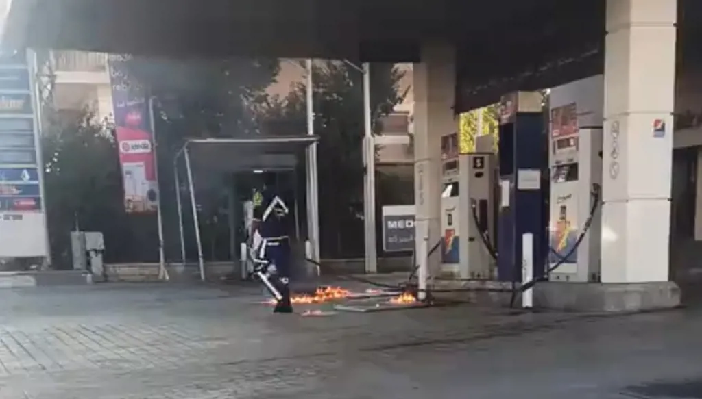 بالفيديو-عامل يحاول إحراق محطة محروقات في زحلة... و"مدكو" توضح الأسباب