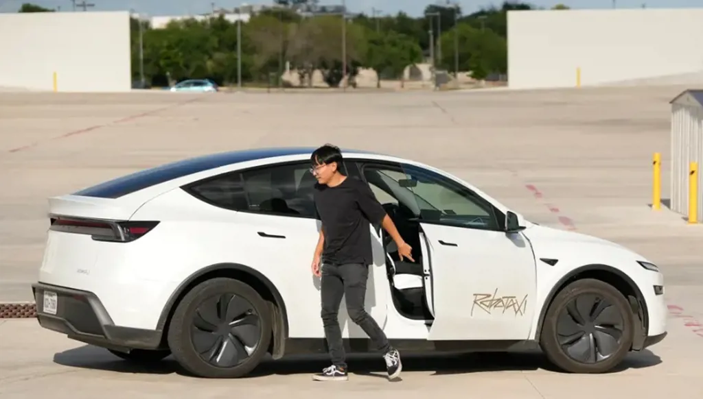 من دون مشرف بشري.. "تسلا" تطلق أسطولها من سيارات الروبوتاكسي