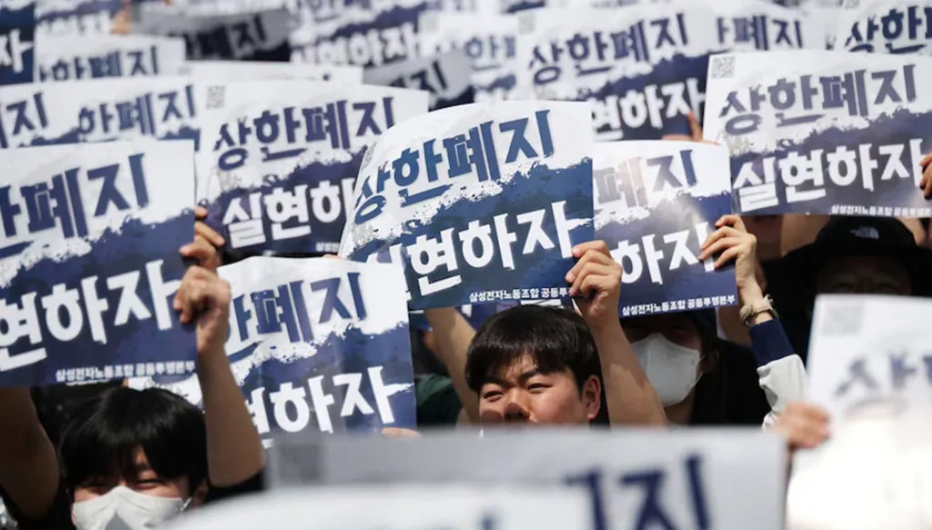 حراك عمالي واسع في "سامسونغ": آلاف الموظفين يطالبون بتحسين الرواتب