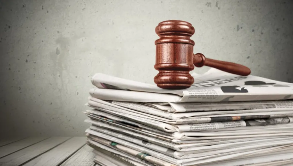أزمة حقوق النشر تتصاعد... صحافي استقصائي يرفع دعوى ضد كبرى الشّركات