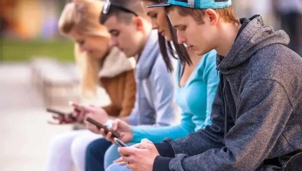 2026.. هل يكون العام الأخير لمراهقي أوروبا على السّوشيال ميديا؟