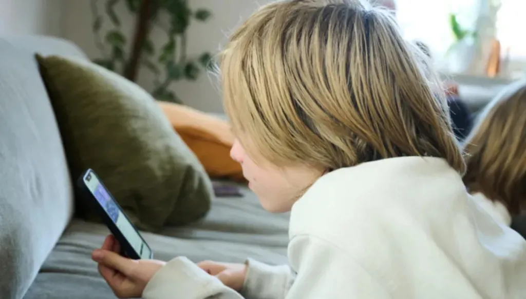 بسبب مخاطرها... صرخة سويسرية للمطالبة بحماية القاصرين على السوشيال ميديا