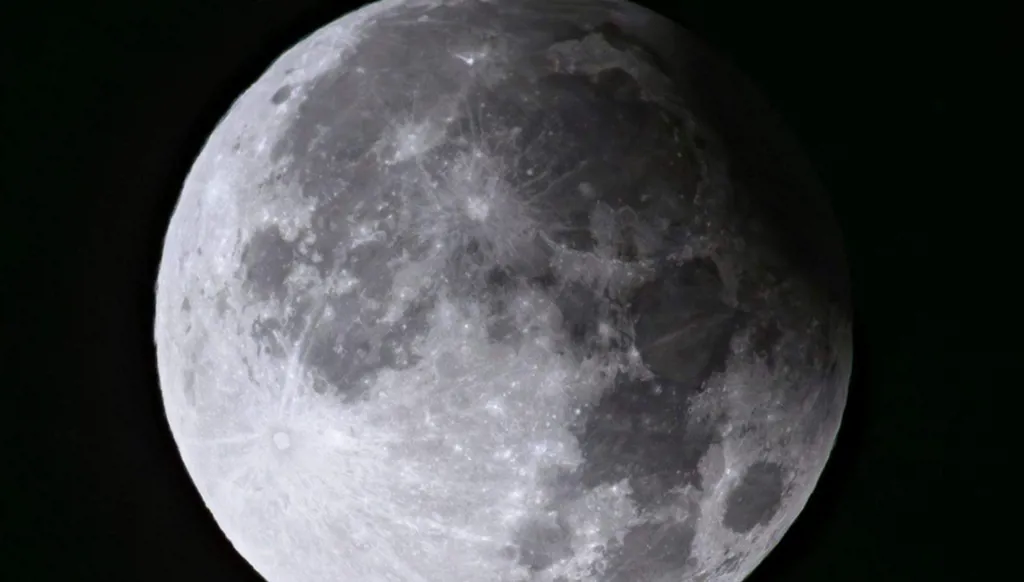 ما حقيقة احتمال اصطدام الكويكب "2024 YR4" بالقمر؟