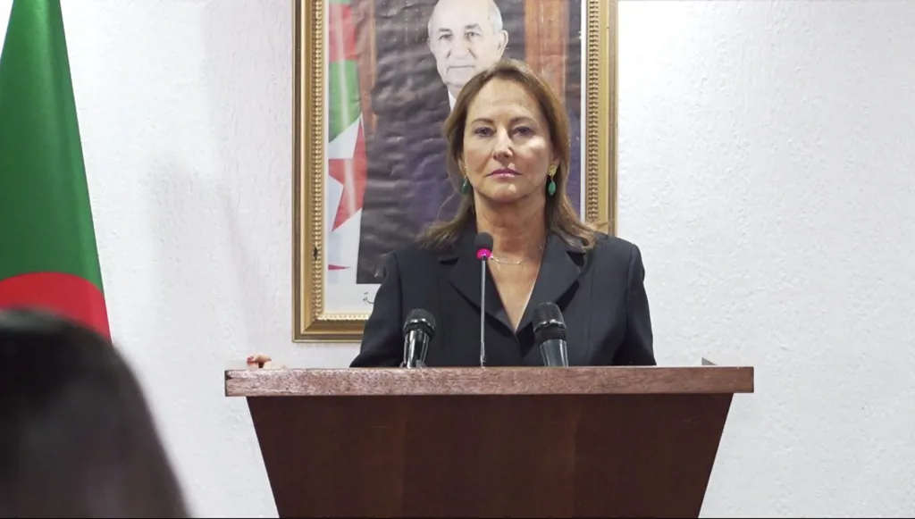 سيغولين رويال في الجزائر… رسائل تهدئة أم حسابات انتخابية مبكرة؟