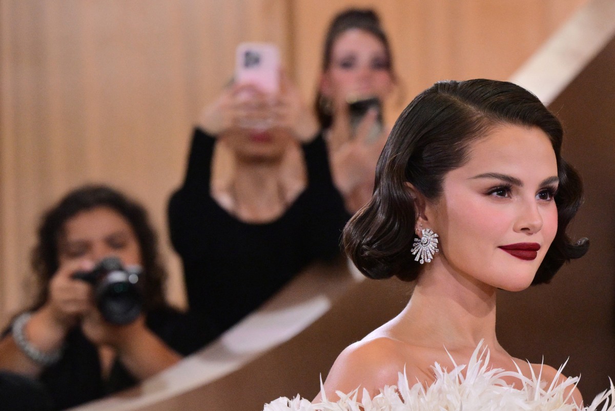 سيلينا غوميز بإطلالة جمالية خالدة في غولدن غلوب 2026 (أ.ف.ب)