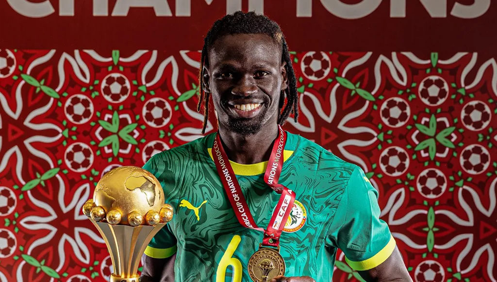 "لن يأخذها مني"... لاعب سنغالي يسخر من زميله المغربي بعد قرار الكاف