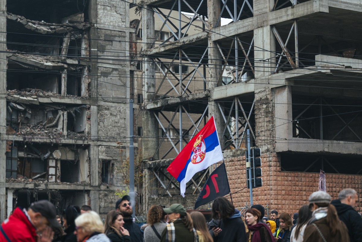 تحرك احتجاجي على خطة جاريد كوشنر لهدم مقر الجيش ‏اليوغوسلافي السابق وبناء فندق فاخر مكانه في بلغراد (أ ف ب)‏
