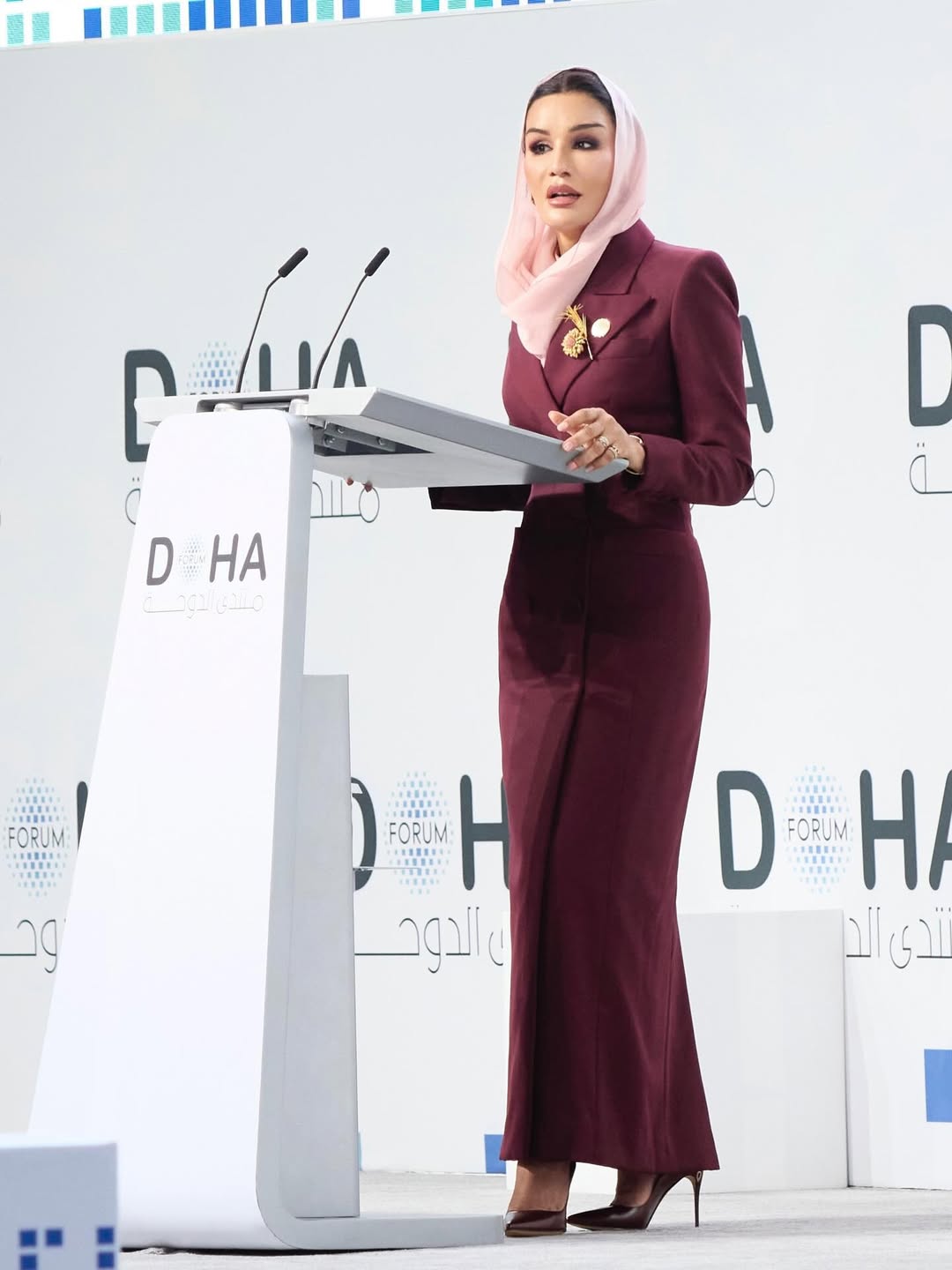 الشيخة موزة بأناقة اللون البرغندي في منتدى الدوحة (انستغرام)