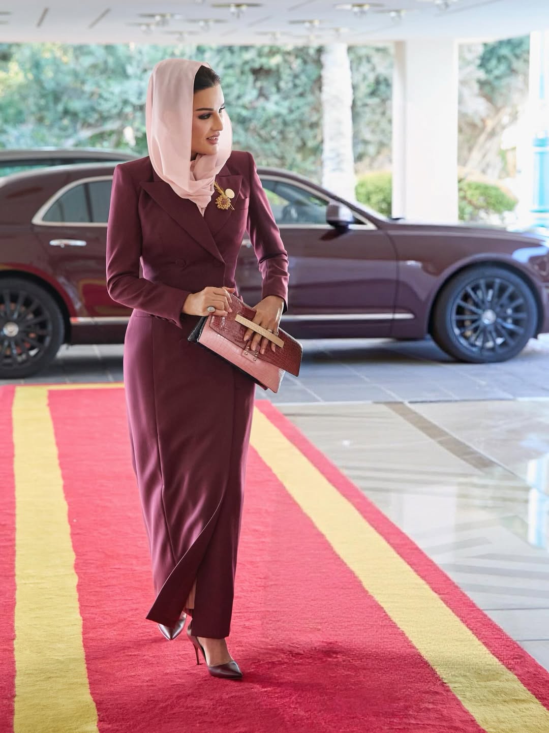 الشيخة موزة بأناقة اللون البرغندي في منتدى الدوحة (انستغرام)