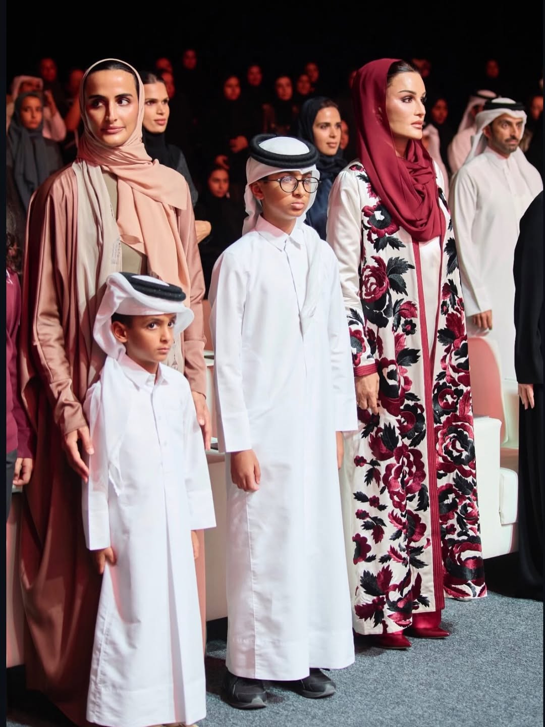 الشيخة موزة بإطلالة آسرة الى جانب ابنتها وحفيدها (انستغرام)