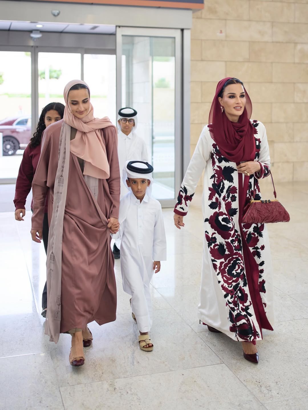 الشيخة موزة بإطلالة آسرة الى جانب ابنتها وحفيدها (انستغرام)