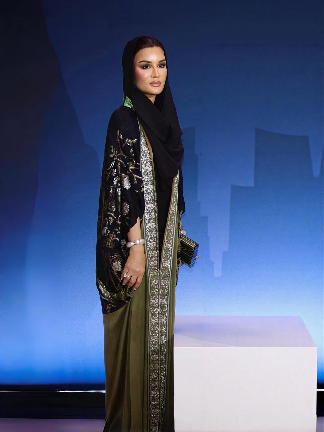 الشيخة موزة بإطلالة ملكية فاخرة في حفل الذكرى الخامسة عشرة لجامعة  HEC Paris (انستغرام)