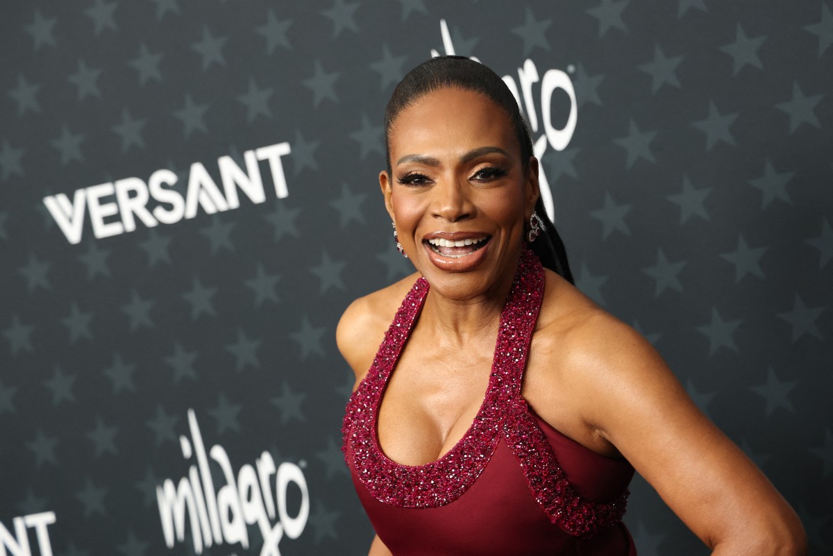 شيريل لي رالف بتسريحة ذيل الحصان في حفل جوائز النقاد 2026 (أ.ف.ب)