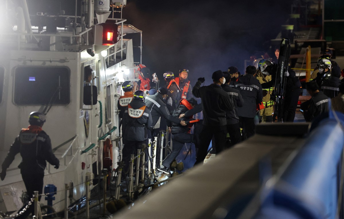 وصول الركاب الذين تم إنقاذهم إلى رصيف خفر السواحل في موكبو (أ ‏ف ب)‏