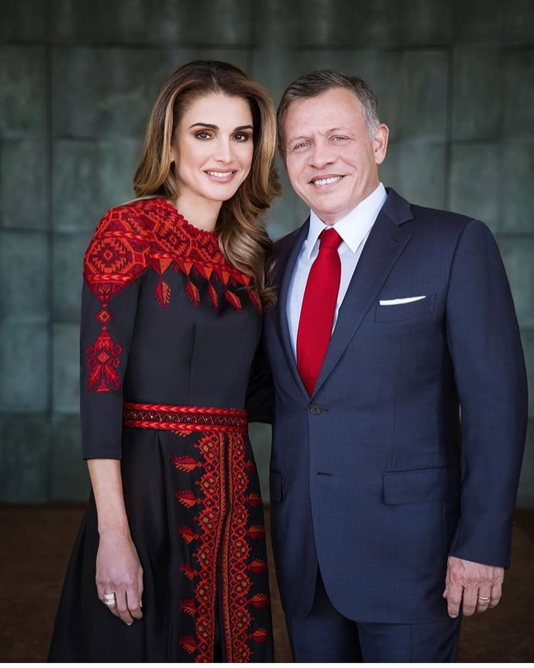 إطلالة الملكة رانيا تحمل توقيع مصممة الازياء الفلسطينية هبة زغلول (الصورة من حساب زغلول في إنستغرام)