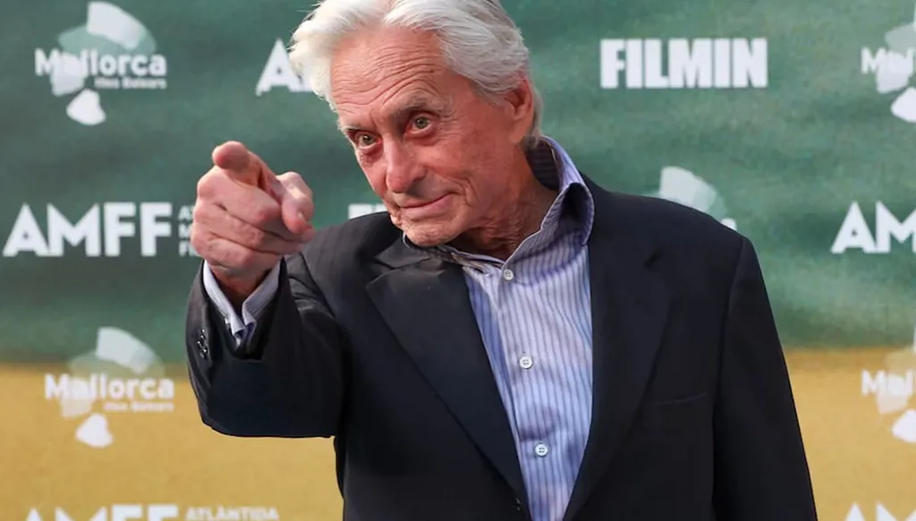 بعد 60 عاماً... مايكل دوغلاس يلوّح بالابتعاد: أدركت أن عليّ التوقف