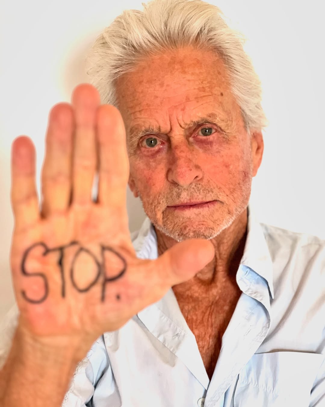 نشر دوغلاس هذه الصورة تزامناً مع اليوم الدولي للإزالة الكاملة للأسلحة النووية (الصورة من حسابه في إنستغرام)