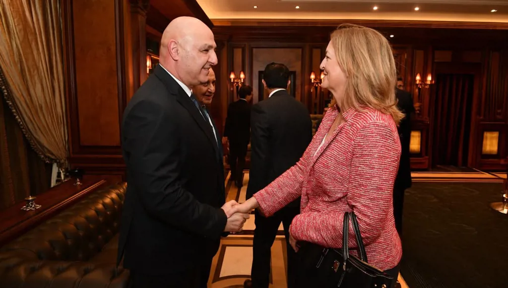 وشم "لبنان" على ذراع السفيرة الأميركية ليزا جونسون (صورة)