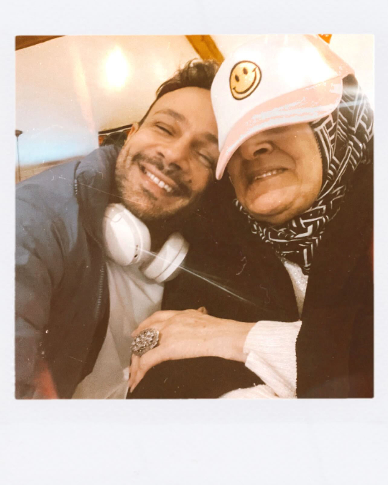 محمد عطية ووالدته (إنستغرام)