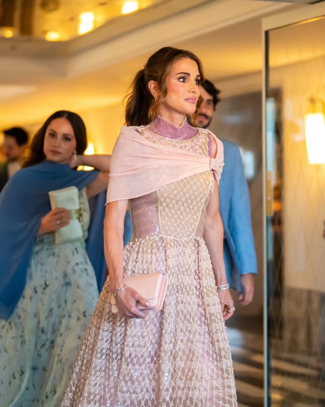 الملكة رانيا والاميرة ايمان بنت عبدالله الثاني في حفل زفاف جيف بيزوس ولورين سانشيز في البندقية (مواقع التواصل الاجتماعي)