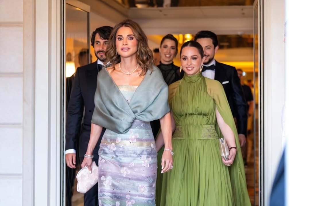 الملكة رانيا والاميرة ايمان بنت عبدالله الثاني والأميرة رجوة الحسين في حفل زفاف جيف بيزوس ولورين سانشيز في البندقية (مواقع التواصل الاجتماعي)