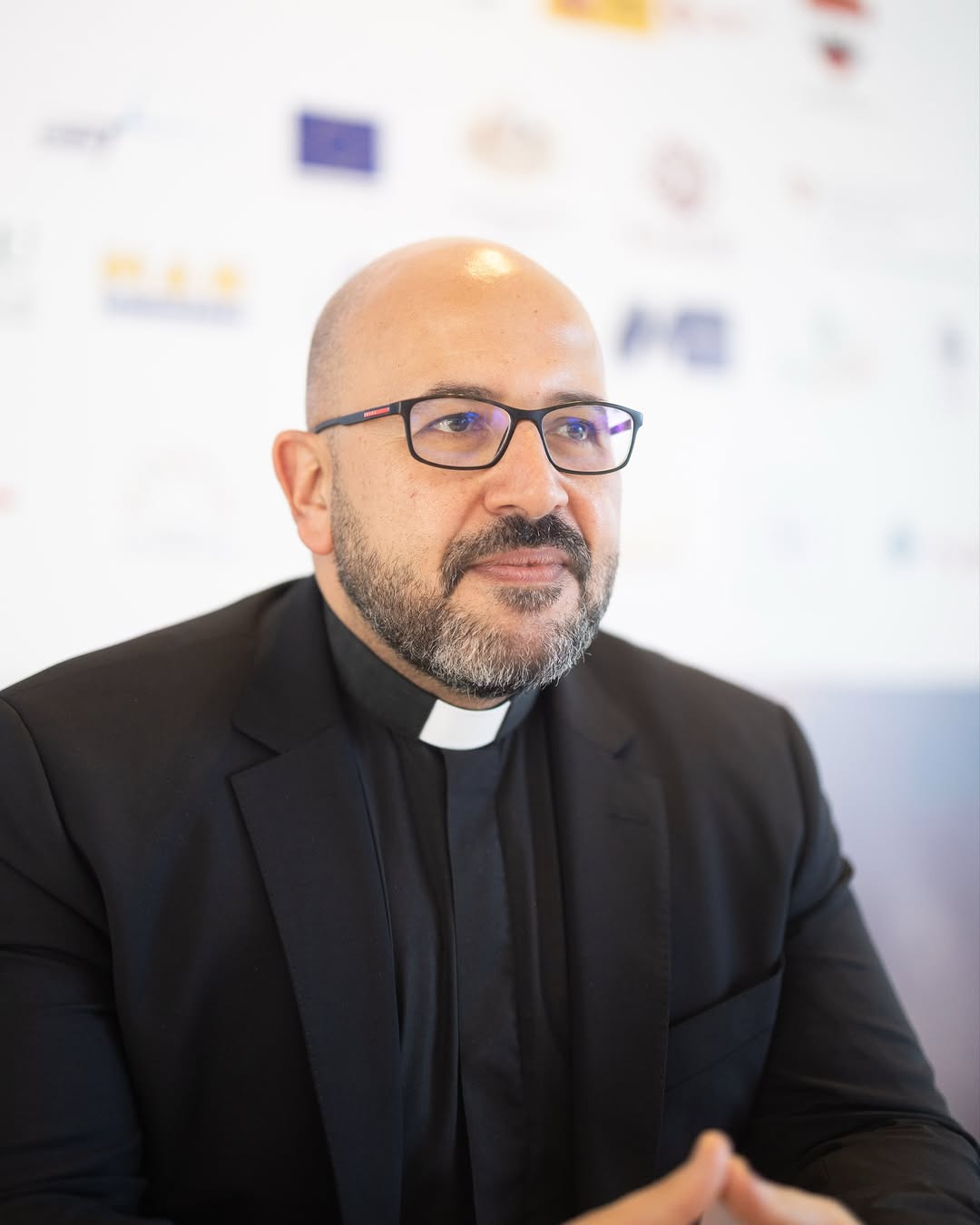 المدير الفني لمهرجان بيروت ترنّم الأب توفيق معتوق (تصوير إيهاب فيّاض)