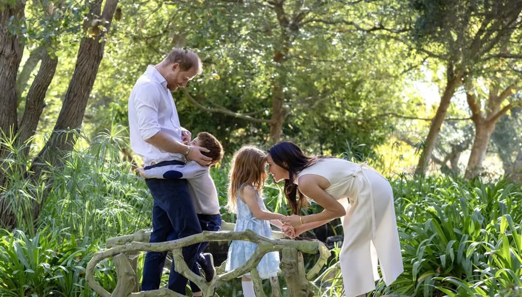 الأمير آرشي والأميرة ليليبت يسرقان الأضواء بشعرهما الأحمر في صورة عيد الميلاد (فيديو)