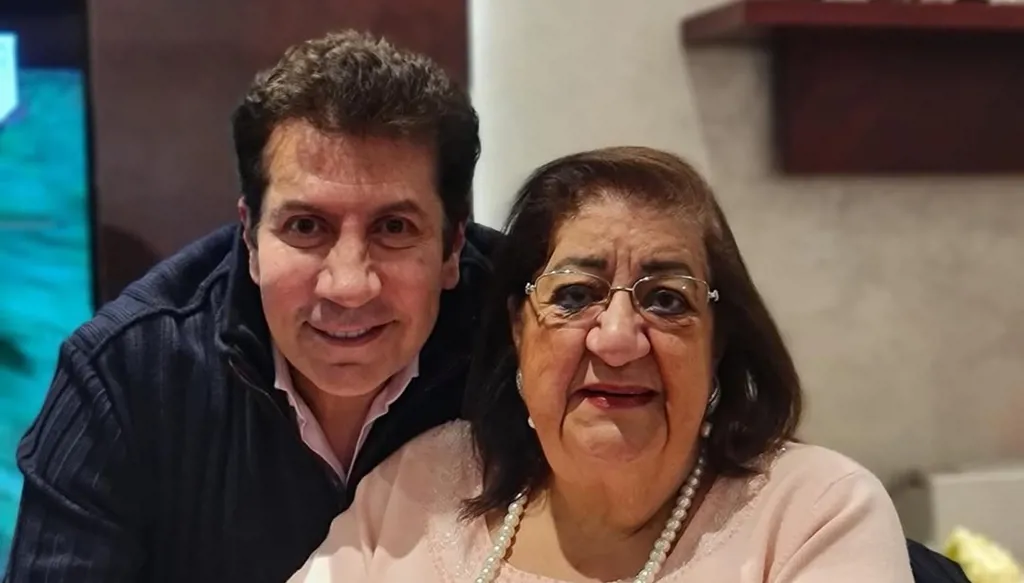 الموت يُؤلم هاني رمزي: "أمّي سابتني وراحت السما"