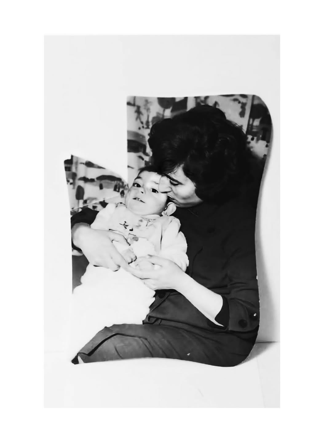 هلي الرحباني في أحضان والدته. (مواقع التواصل)