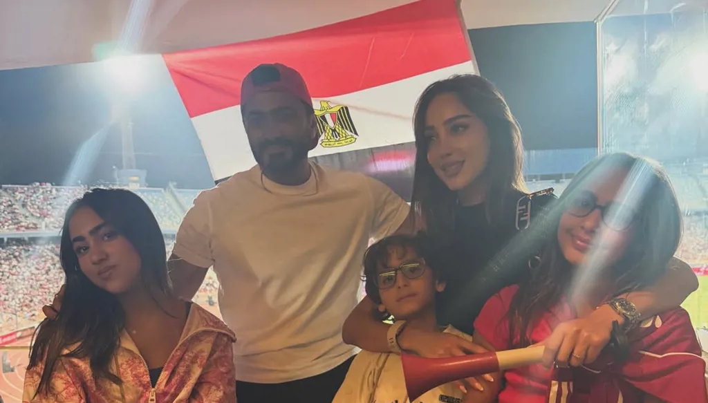 تامر حسني وبسمة بوسيل… أجواء عائلية في مباراة مصر وروسيا (فيديو)