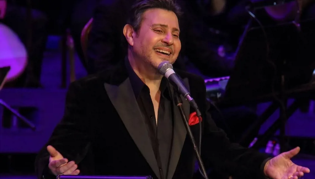 هاني شاكر يستمتع بجمال لبنان الأبيض من فاريّا (صور)