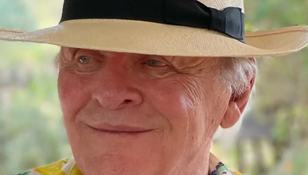 أنتوني هوبكنز يحقّق حلماً طال انتظاره في الرياض (فيديو)