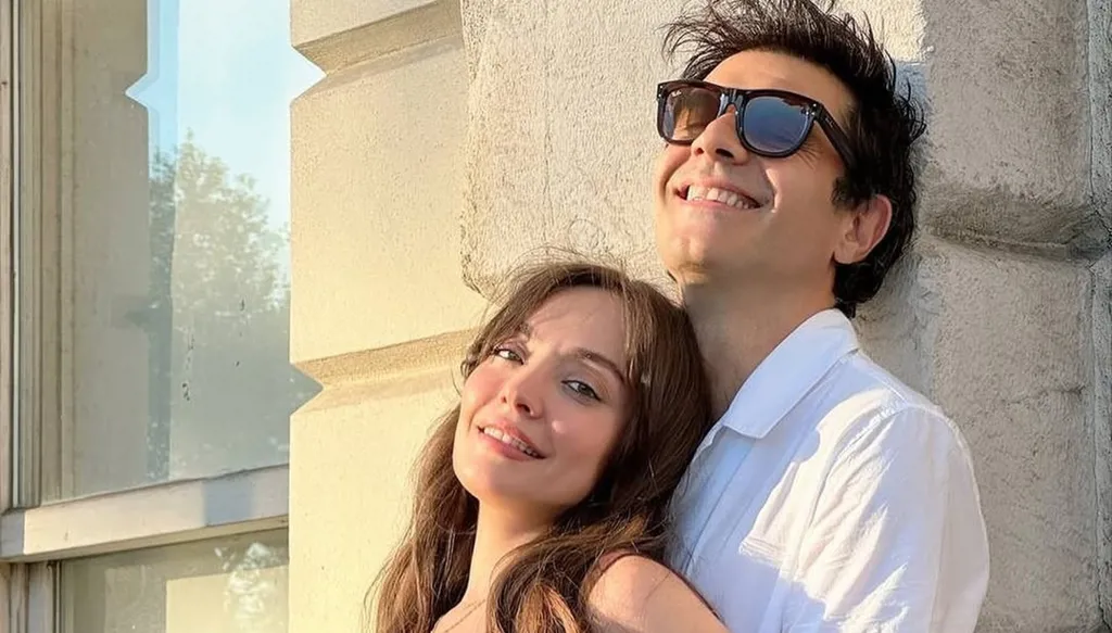 بطل "بائعة الورد" كانسيل إلتشين وزوجته يستقبلان مولودهما... فيديو معبّر