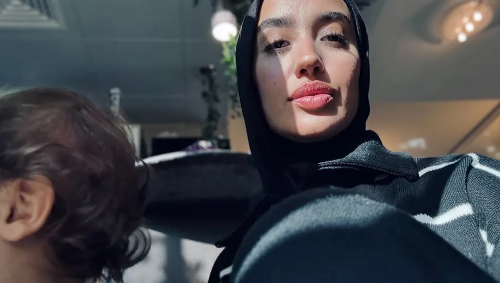 نينا عبدالملك توجه رسالة للنساء بعد ارتداء الحجاب: كوني فخورة (صورة)